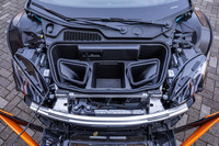 フロントボンネットの内部。フロントのラゲッジルームは廃止され、代わりにボディー下部からボンネット上部へとエアを流すダクトが組み込まれている。