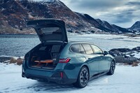 BMWが新型「5シリーズ ツーリング」発売 電気自動車とディーゼル車をラインナップの画像