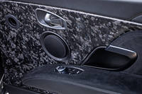試乗車は、オプションとなるBang & Olfsenのサウンドシステムを装備し、“サテンチョップカーボン”と呼ばれるドアトリム(センターコンソールパネルも同様)を選択していた。