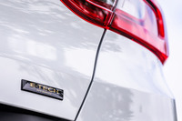 従来モデルが採用していたシルバーをベースにブルーのロゴを用いた「E-TECH HYBRID」のエンブレムは、ブリリアントブラックのベースにウォームチタニウムのロゴが入る専用アイテムに変更された。