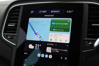 9.3インチ画面のマルチメディアシステムは、スマートフォン用のミラーリング機能付き。今回はGoogleマップを利用し目的地へと向かった。