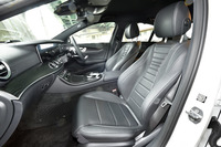 標準のシートはスエード調ファブリックと人工皮革のコンビシートだが、試乗車にはオプションのナッパレザーシートが装着されていた。