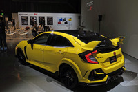 「リミテッドエディション」は遮音材の簡素化やBBS製鍛造ホイールの採用などによって23kgの軽量化を実現。足まわりの制御なども専用にチューニングされている。