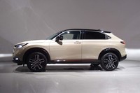 新型「ヴェゼル」には、美しさと力強さを両立させるべく、クーペらしいフォルムが与えられた。