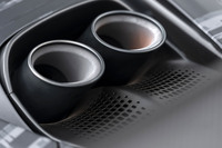 排気口は特徴的な4本出し。「視覚・聴覚的な演出の最大化」を目的とする上部の2本(写真)と、アンダーボディーのベンチュリ―トンネル両側に配置される2本とで構成される。