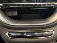 シフトセレクターはボタン式が採用されている。