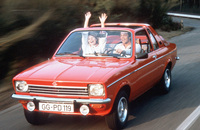 カロッセリー(カロッツェリア)のバウアー社が手がけた「カデット エアロ」。2ドアセダンをベースに取り外し式トップと折り畳み式リアウィンドウを備えたモデルで、1976年3月に追加された。