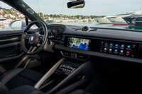 ドライバー用ディスプレイに加えて、センターと助手席側にタッチスクリーンを搭載。大きなヘッドアップディスプレイはガジェット好きの中国人をも喜ばせている。