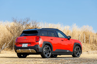 ボディーサイズは全長×全幅×全高=4080×1755×1515mm。「カントリーマン(旧クロスオーバー)」が全長4.4m級まで大きくなってしまったため、小さいシャシーとクロスオーバー調ボディーの組み合わせというところに価値がある。