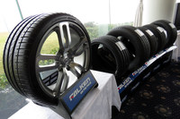 会場に展示されていたファルケンの現行ラインナップ。ファルケンは住友ゴム工業が展開するグローバルブランドである。