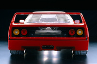 フェラーリ社の創立40周年を記念して1987年に発表された「フェラーリF40」。フェラーリ本社のある伊マラネッロで行われた発表会には、当時89歳になるエンツォ・フェラーリが出席し、大きな話題となった。