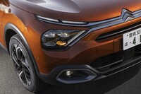 「ダブルシェブロン」から伸びたラインは、上がデイタイムランニングライトに、下がヘッドランプにつながっている。