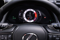 メーターには7インチの液晶ディスプレイが用いられている。今回の試乗車両には、速度やナビ、運転支援システムの作動状況を知らせる8万8000円のオプションアイテムとなるカラーヘッドアップディスプレイも備わっていた。