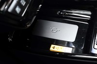 スマートフォンをワイヤレス充電できる「おくだけ充電」は1万2960円のオプション装備。スマートフォンのディスプレイサイズが拡大傾向にあることに伴い、置けるスペースが広くなっている。