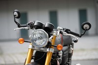 ミラーがハンドルバーの両端に据えられているのも特徴的。往年のカフェレーサーにも多く見られたスタイルである。