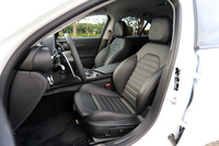 「ヴェローチェ」に装備されるスポーツレザーシート。前席はシートヒーターおよび6wayの電動調整機構付きで、運転席にはシートポジションのメモリー機能も備わっている。