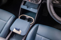 センターコンソールにワイヤレスチャージング内蔵の「スマートフォントレイ」やカップホルダー、ふた付きの小物入れ、DC12VとUSBソケット(Type-C×2個)を配置。小物入れのふたは前ヒンジで、ほぼ垂直に開く。