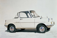 マツダにとって初の四輪乗用車として、1960年にデビューした「マツダR360クーペ」。軽乗用車初の4サイクルエンジンやトルコン式ATを採用するなど、当時としては非常に先進的なモデルだった。