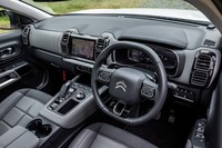 エアコンの吹き出し口を上下に並べたデザインが特徴的なダッシュボード。立体的な造形で、表面に本革を用いるなど質感の高さも魅力だ。