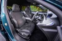 「3008 GTアルカンターラパッケージ ハイブリッド」のフロントシート。ヘッドレストやショルダー、座面と背もたれにアルカンターラ表皮が用いられている。ドライバー好みのフィット感に調整することが可能なプジョー車で初となるアダプティブボルスター機能の採用も、同グレードのセリングポイントだ。