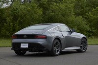 ベースグレードと「バージョンT」では、標準だとフロント/リアスポイラーは非装着となるが、販売店オプションで選ぶことができる。