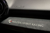助手席側のダッシュボードには「MAZDA SPIRIT RACING」のロゴ刺しゅうが入る。