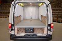 シートとボードを組み合わせ、フラットなベッドモードとした車内。ベッドから天井までの距離は953mmで、ベッド下には高さ260mmの空間が確保される。