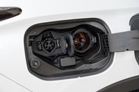 CHAdeMO規格の急速充電に標準で対応している点も「アウトランダー」の特徴。そのぶんコストはかかってしまうが、三菱の関係者いわく「災害の多い日本における、移動電源としての役割を考慮した」とのことだ。(写真:向後一宏)