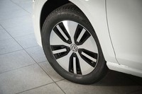 タイヤサイズは205/55R16で、テスト車は「ブリヂストン・トランザT001」を履いていた。空気抵抗を抑えたというデザインのアルミホイールは、「e-ゴルフ」の専用装備のひとつ。
