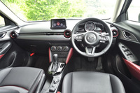 今回の一部改良ではインテリアの変更はなかった。内装色はブラックで、ダークレッドのアクセントが入る。