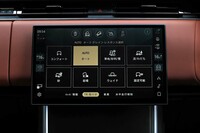 湾曲した大型のタッチスクリーンには、ナビやオーディオなどの機能だけでなく、空調などの操作系も統合。悪路走破用のドライブモードセレクター「テレインレスポンス」の操作もここで行う。
