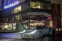 マセラティが2020年5月の発表を予定している、新型ミドシップスポーツカーの試作車。