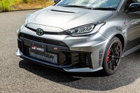フロントまわりでは、全日本ラリー選手権のマシンに先行投入されたダクト付きのアルミフードや、フロントリップスポイラーを採用。