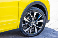今回の試乗車では「TクロスTSI Rライン」専用となる10本スポークデザインホイールに、215/45R18サイズの「ピレリ・チントゥラートP7」タイヤが組み合わされていた。