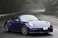 今回、池沢先生がステアリングを握った「ポルシェ911ターボ」。最新モデルの車両本体価格は2500万円となる。試乗車のボディーカラーは「ゲンチアンブルーメタリック」と呼ばれるもので、これを含め911ターボは、全17色から外装色が選択できる。