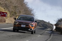 シャシーはグループPSA開発の小型車用最新プラットフォーム「CMP」。筆者がかつて試乗した「C3エアクロスSUV」などよりもひと世代新しくなっている。