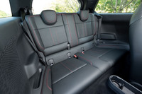 後席については、広さの点でも乗車姿勢の点でも、あくまで非常用。収納や装備類も必要最低限で、このあたりはベース車と変わりない。