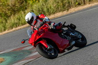 まずは特定のコーナーでラインのとり方や体の傾け方、ブレーキ/スロットル操作のタイミングなどを学習。うまくいくようになったら、それを他のコーナーでも実践していく。