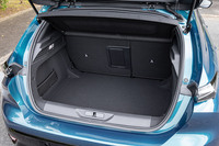 荷室容量は412リッター。後席の背もたれを前方に倒すことで容量を1323リッターにまで拡大できる。荷室左側面には、ネット式の小物入れも備わる。