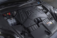 これまでのV6に代えて「カイエンSクーペ」にも4リッターV8ツインターボエンジンを搭載。最高出力474PS/6800rpm、最大トルク600N・m/2000-5000rpmを発生する。