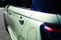 (※)新型「スイフト」のキャラクターラインは、ドアパネル中央部が最も彫りが深く、前後に向かうにつれて浅くなり、そのぶんフェンダーのボリュームが主張してくる。タル型のボディーを、キャラクターラインでも強調しているデザインとなっている。