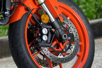 細かいところでは、フロントのブレーキホースの変更も「XSR900 GP」のトピック。レバーを握り込んだ際のストローク量を吟味し、良好な操作フィールを実現している。