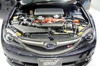 「EJ20」型エンジンは、大台超えの308ps(トルクは43.0kgm)を発生する。