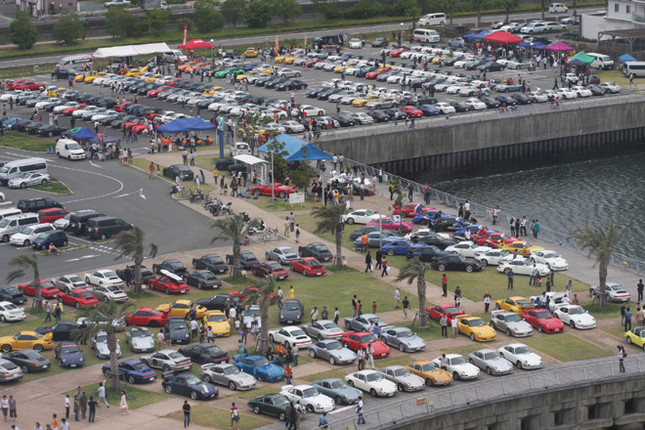 会場のほぼ全景。写真左端中央付近に写ってしまった一般駐車場の一部を除いては、ポルシェで埋め尽くされている。