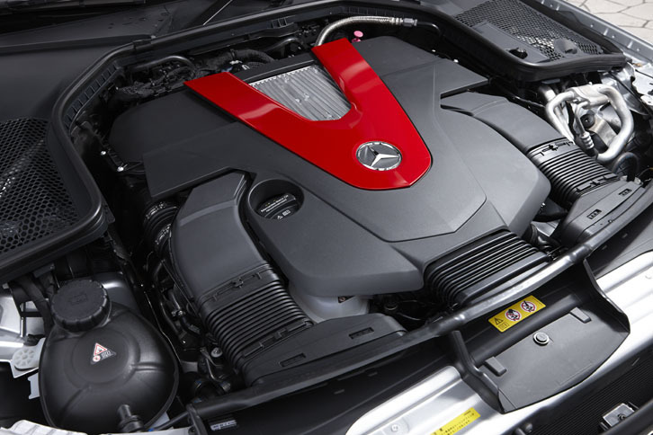 クランクケースやシリンダーヘッドをアルミ製とすることで軽量化が図られた、V6直噴ターボエンジン。2000rpmの低回転域から53.0kgmの最大トルクを発生する。
