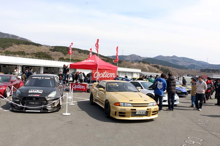 Aパドックには新車だけでなく、カスタマイズカーやチューニングカーもずらり展示された。写真は『VIDEO OPTION』のブースの様子。