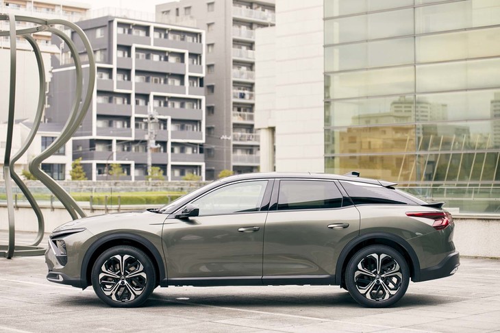 セダンとステーションワゴン、SUVの魅力を融合したとうたわれる「C5 X」。サイドからの眺めが独特だ。