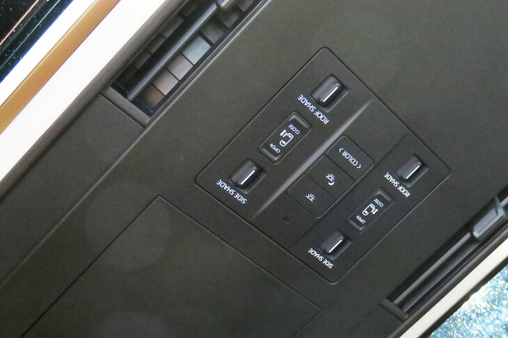 トヨタ・ヴェルファイアZプレミア(「スーパーロングオーバーヘッドコンソール」のスイッチパネル)