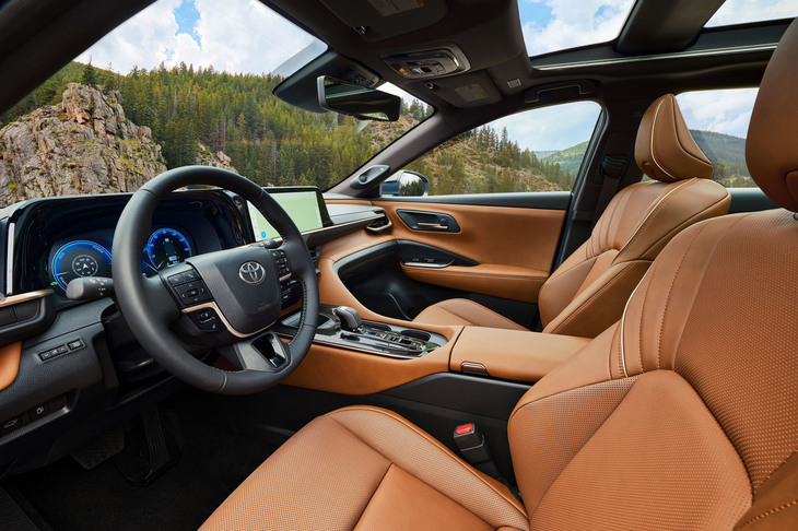 「クラウン シグニア」のインテリア。運転席と助手席に8Wayのパワーシートが標準で装備される。「リミテッド」グレードの運転席には、メモリー機能付きオートスライドアウェイを採用している。