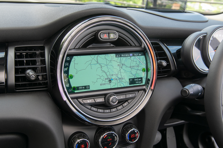 テレマティクス機能も強化されており、スマートフォンを介してヘッドライトを点滅させて駐車場所をわかりやすくしたり、車両の電話機能を使って24時間対応のサポートデスクに連絡できたりするようになった。
